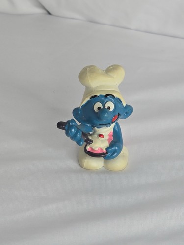 Greedy smurf eating cake - eating,